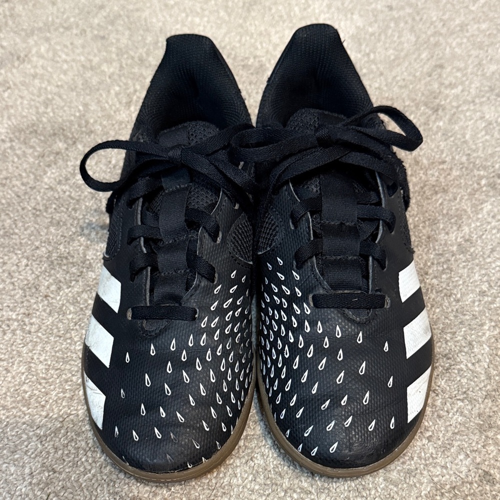 Like New Adidas Boys Black and White Predator Indoor Soccer Shoe Cleat Size 3